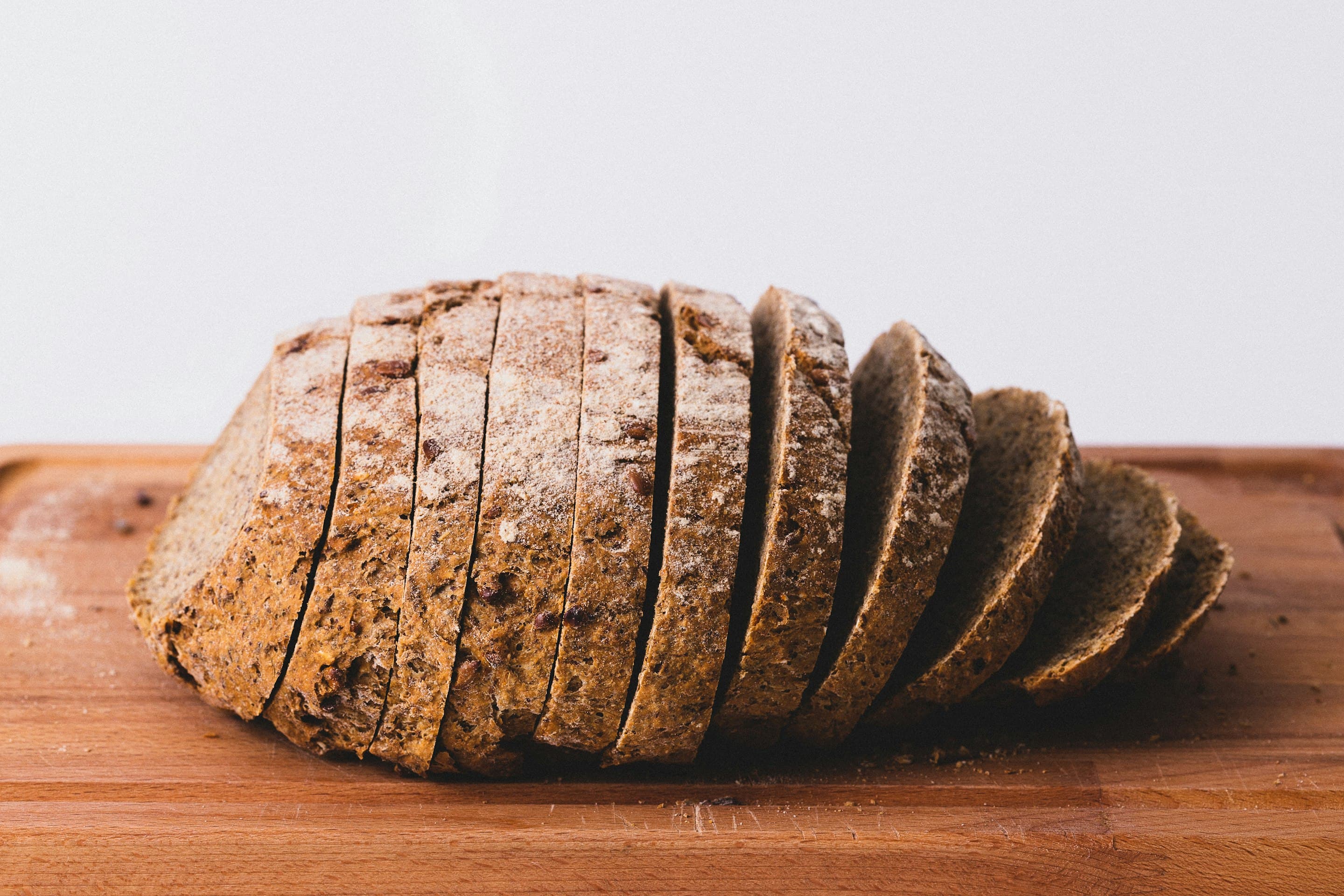 Ổ bánh mì sourdough vỏ giòn vừa ra lò