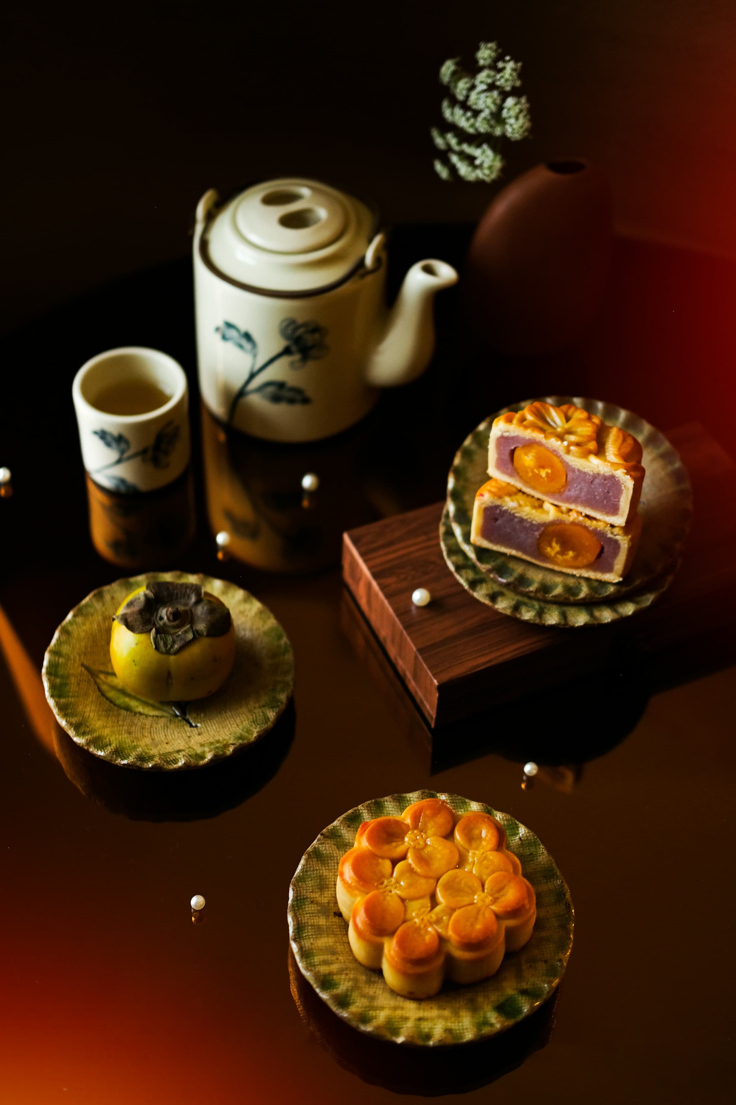 Bánh Trung Thu nhân trứng chảy, tách đôi, bày cùng trà