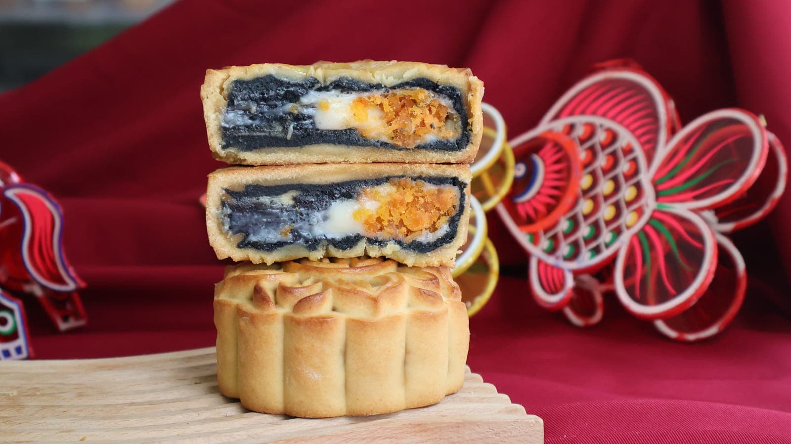 Mochi chà bông trứng muối mè đen