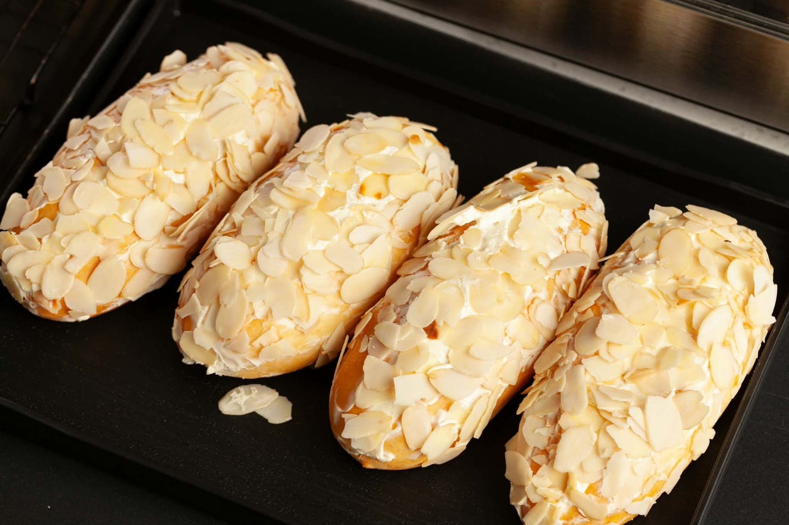 Bánh mì kem hạnh nhân