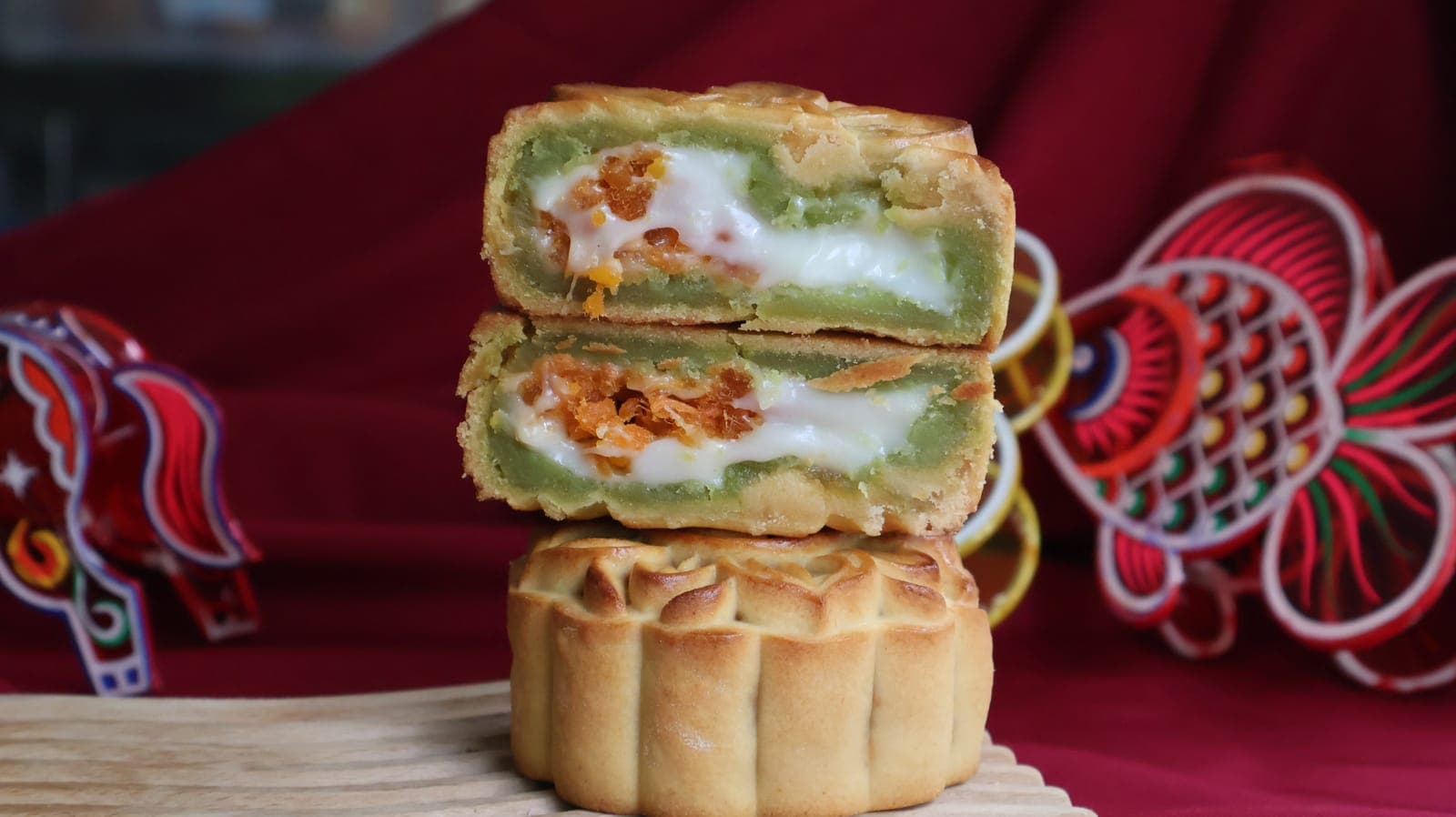 Bánh Trung Thu mochi chà bông trứng muối nhân lá dứa, vỏ dẻo màu xanh